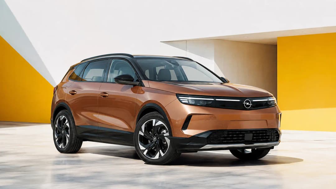 Opel Grandland devant une architecture contemporaine