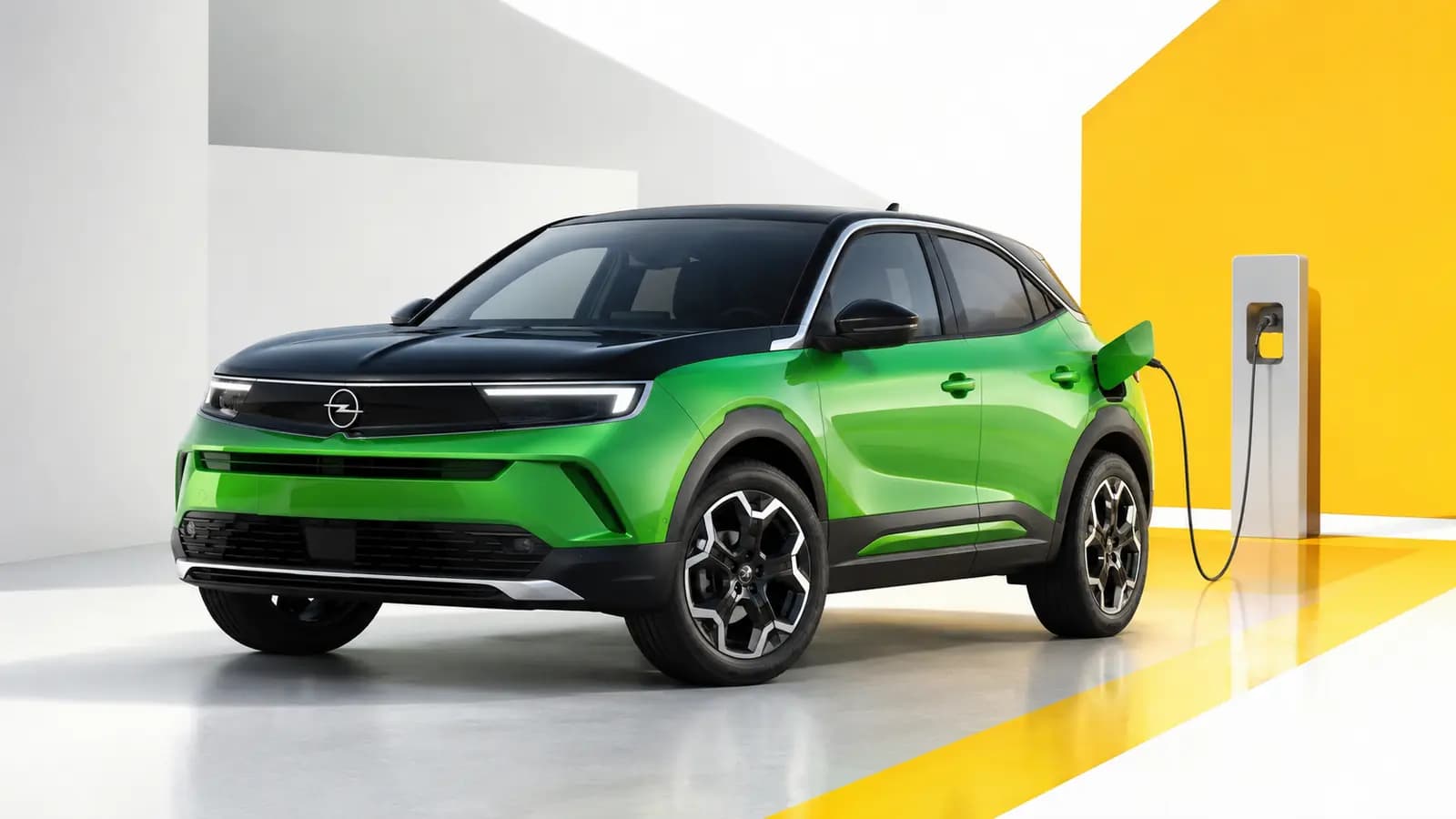 Opel Mokka électrique branché à une borne publique