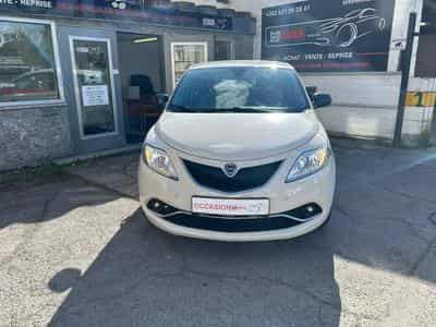 Lancia Ypsilon 1.2 Essence 5 Portes (2015) - Foto 2