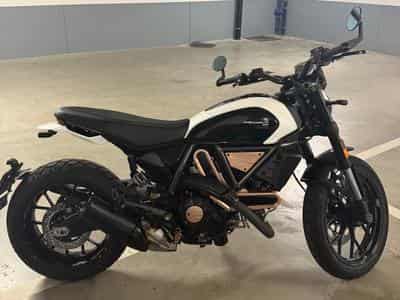 Ducati Scrambler Édition spéciale RIZONA (2025) - Foto 3
