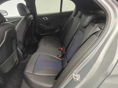 BMW 118 118iA Pack M NAVI / FULL LED / CUIR PARTIEL / CAMERA / JA18 (2023) - Foto 14