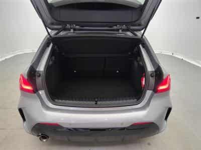 BMW 118 118iA Pack M NAVI / FULL LED / CUIR PARTIEL / CAMERA / JA18 (2023) - Foto 15