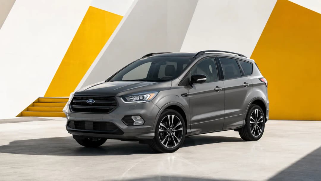 Ford Kuga stationné près d’une architecture contemporaine