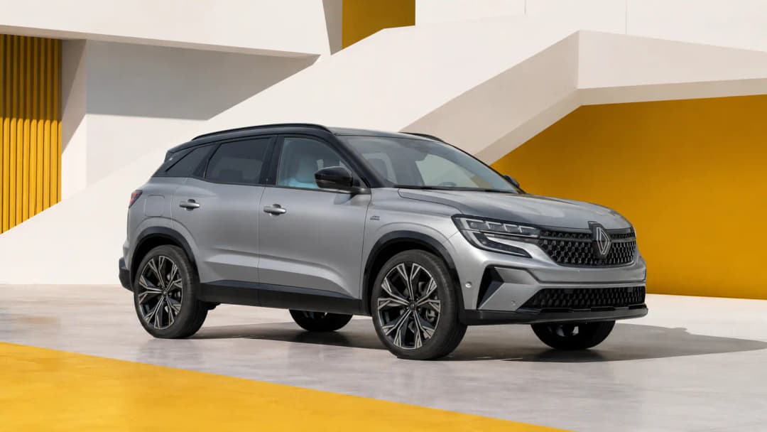 Renault Austral stationné près d’une architecture contemporaine