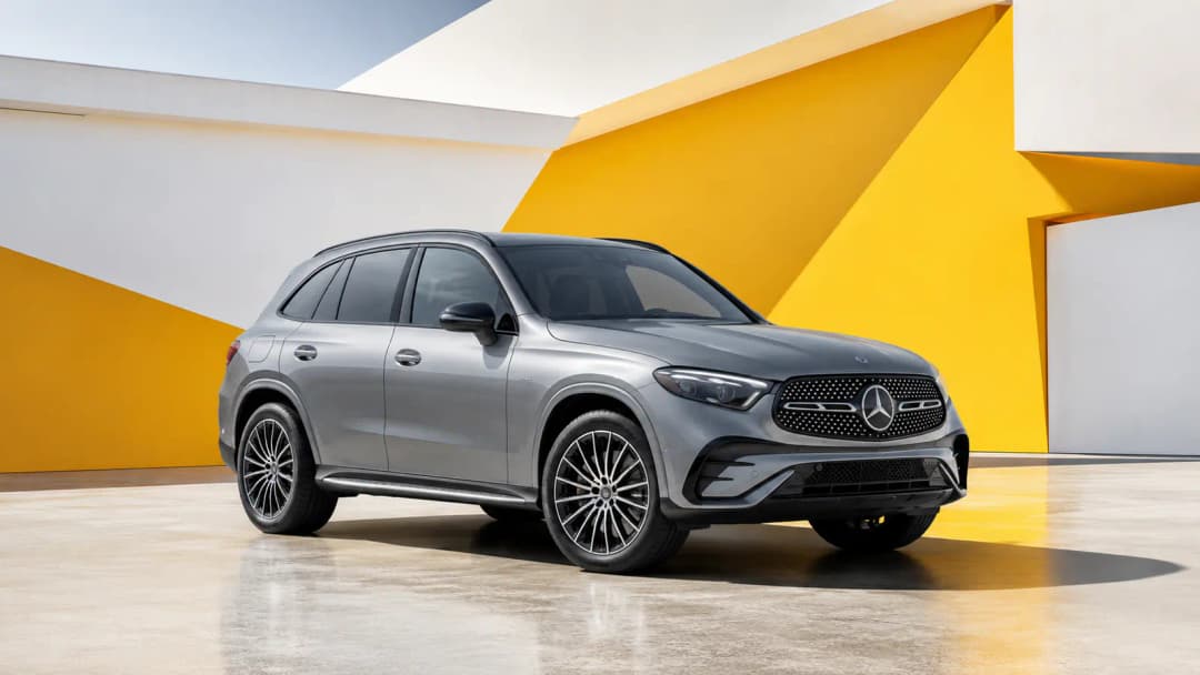 Mercedes GLC vor moderner Architektur