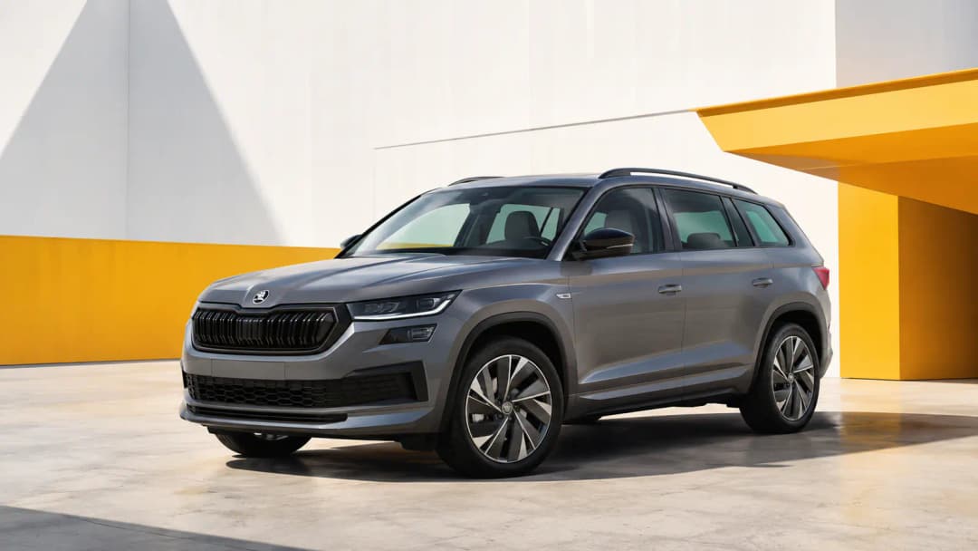 Skoda Kodiaq stationné près d’une architecture contemporaine