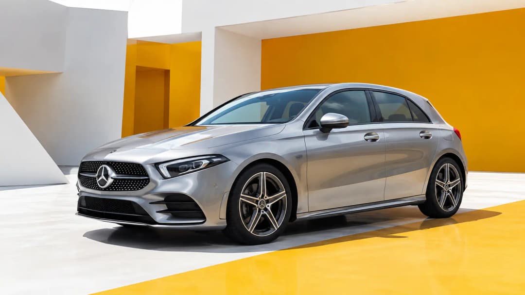 Mercedes A-Klasse in einer modernen städtischen Umgebung