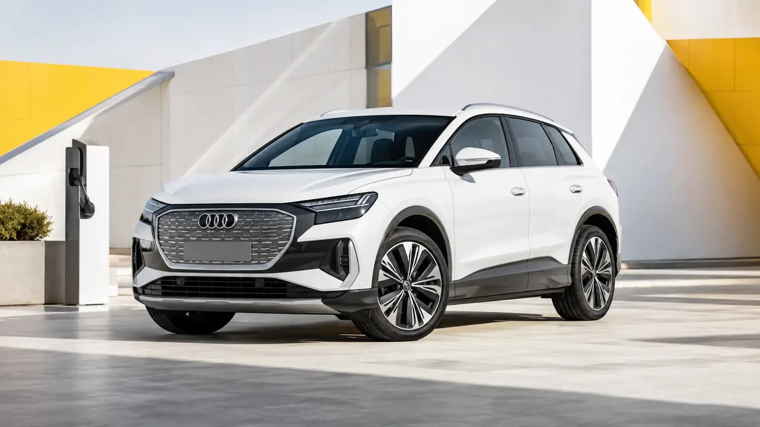 Audi Q4 e-tron électrique dans un environnement urbain moderne