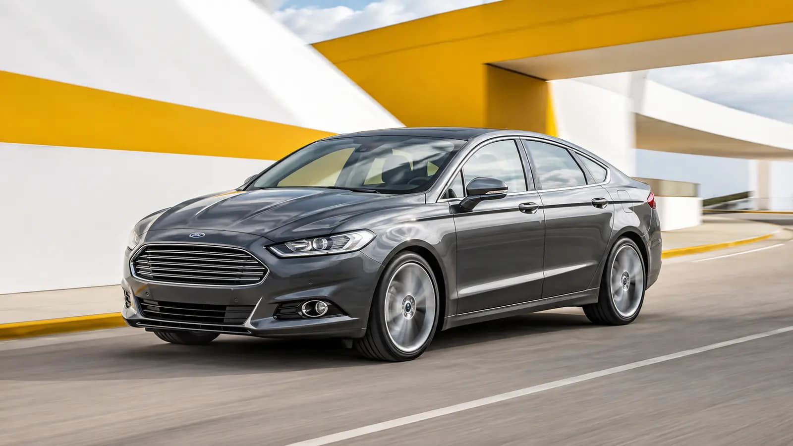Voiture Ford roulant sur une route panoramique au Luxembourg