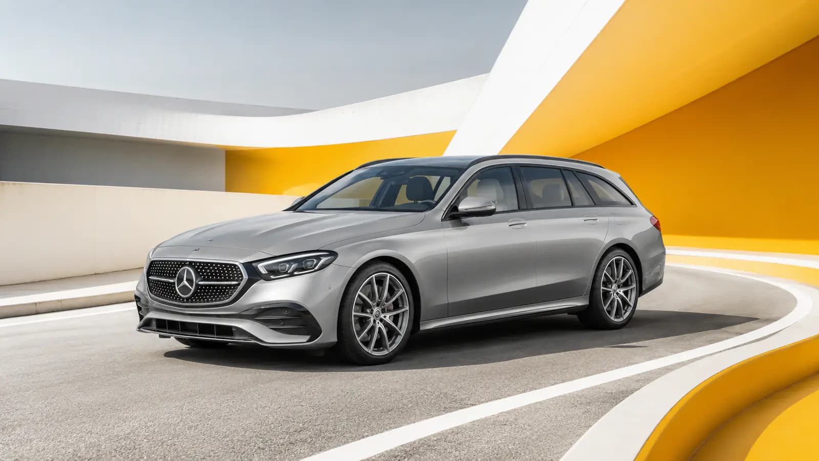 Mercedes E-Klasse T-Modell auf einer landschaftlich reizvollen Straße in Luxemburg
