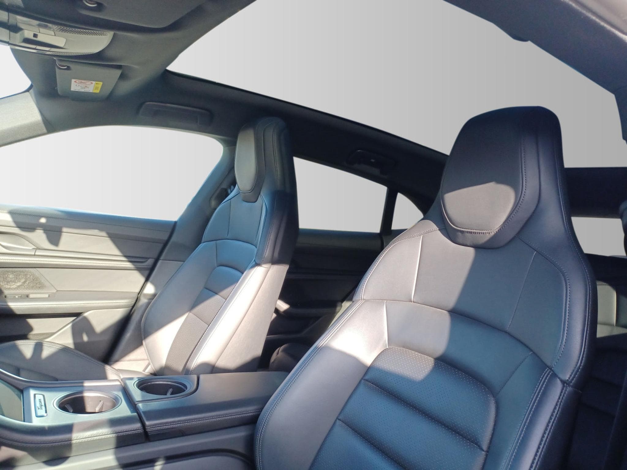 Porsche Taycan 4S Cross Turismo (2022) - Photo 12