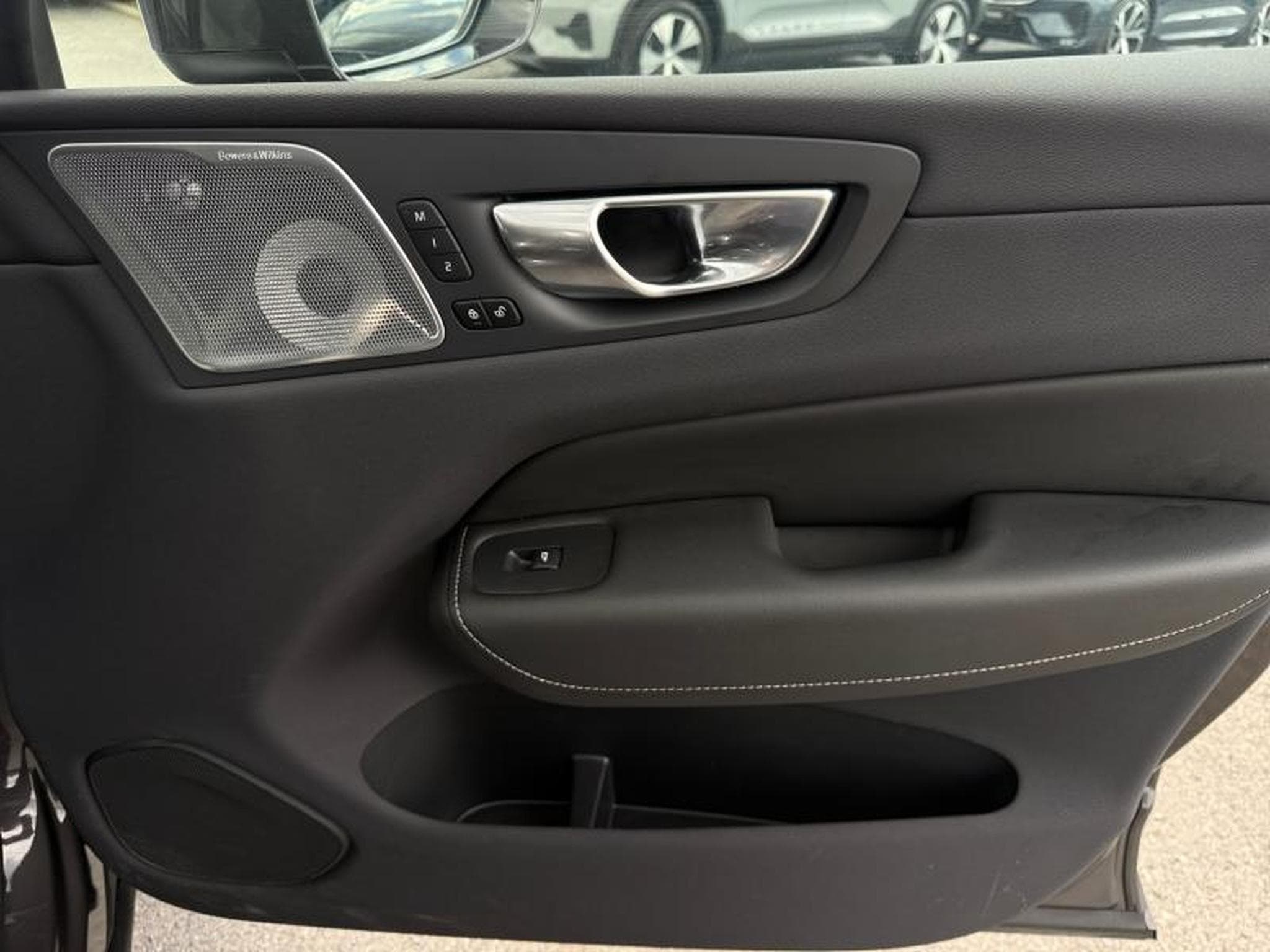 Volvo XC60 T6 Ultra Bright / Hybride BOWERS WILKINS KIT HIVER INCLUS (2025) - Foto 21