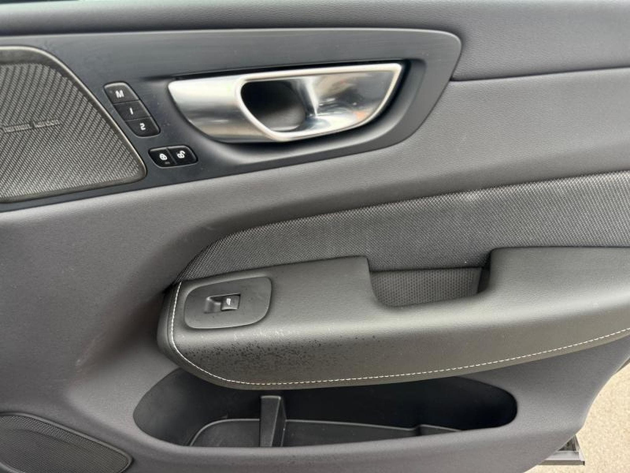 Volvo XC60 T8 Plus Dark / Hybride FOUR-C 21\' KIT HIVER INCLUS (2025) - Foto 21