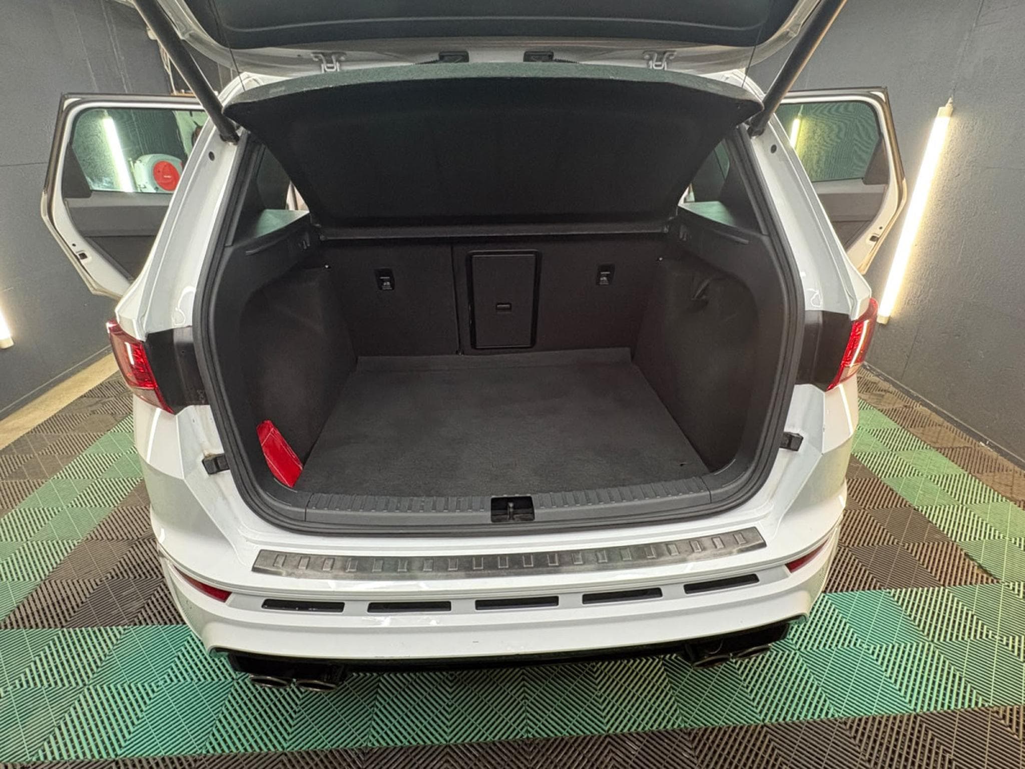 Cupra Ateca 2.0 TSI 221KW aut.,360°Kamera, Beats Sound, Assist, 19", Key (2018) - Foto 11