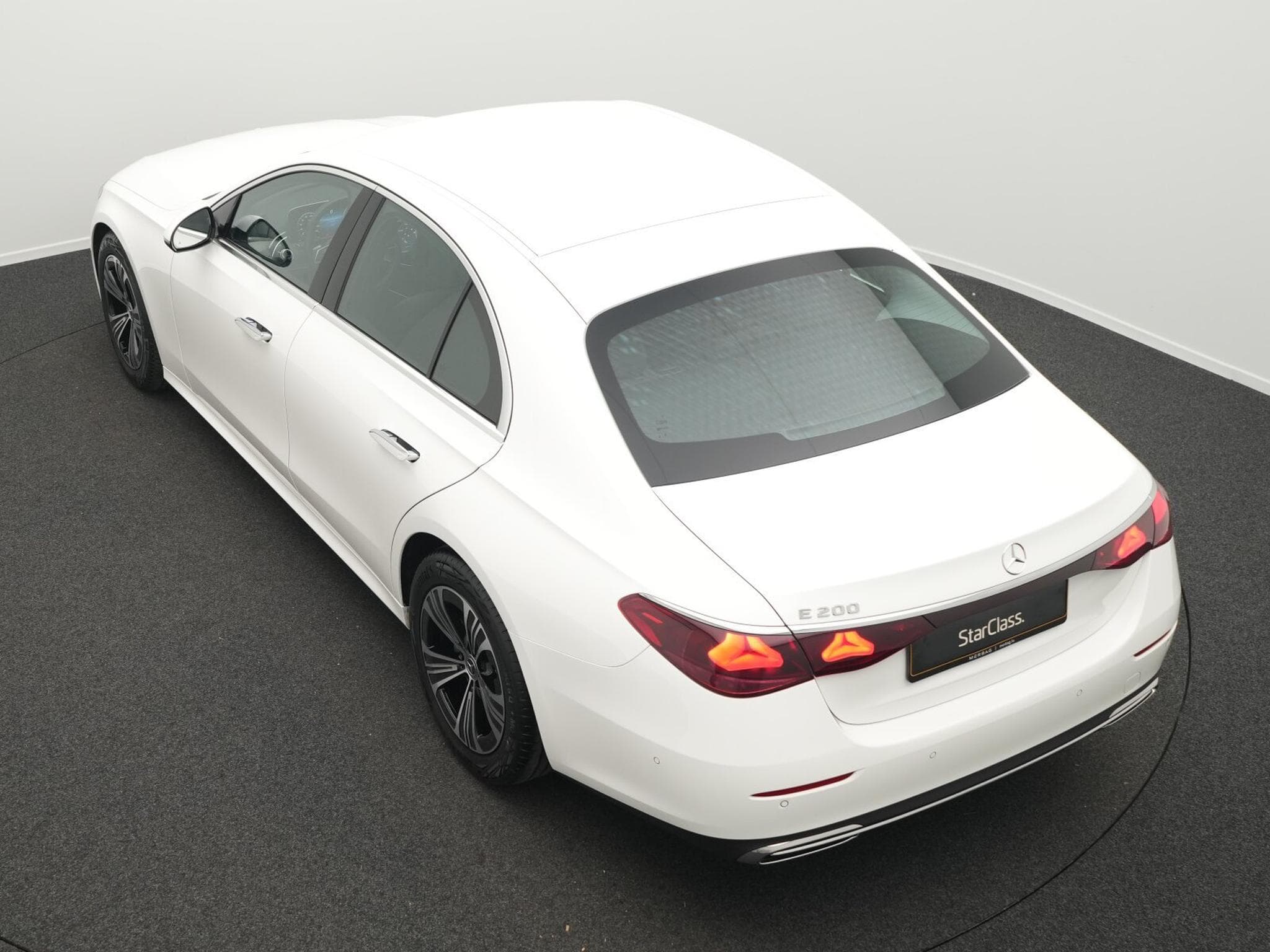 Mercedes E 200 Avantgarde LED+Kamera+Totw+MBUX (2025) - Foto 13