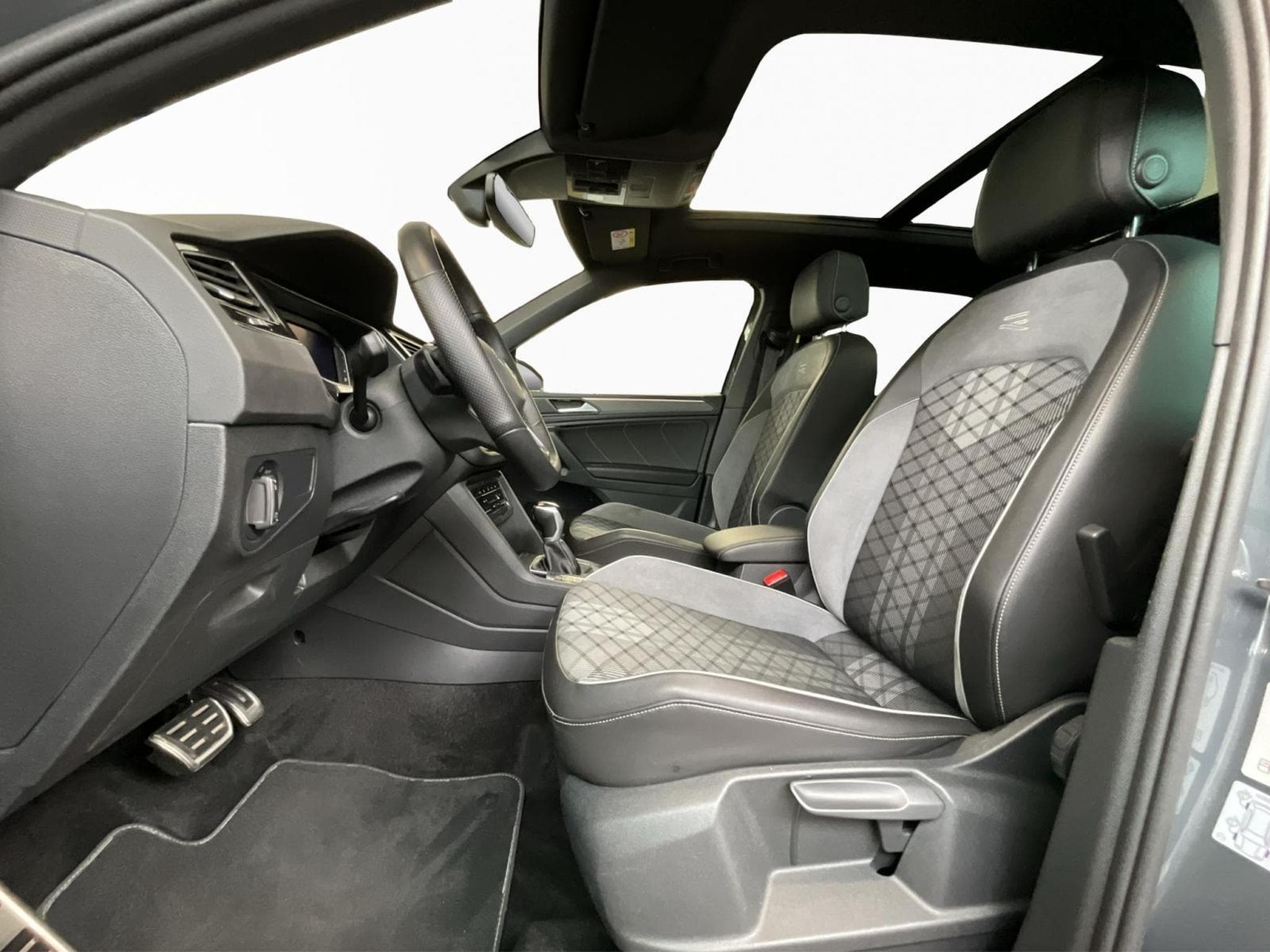 VW Tiguan R-Line+DSG+PHEV+Black-Style+Pano+AHK+RearView (2023) - Foto 9