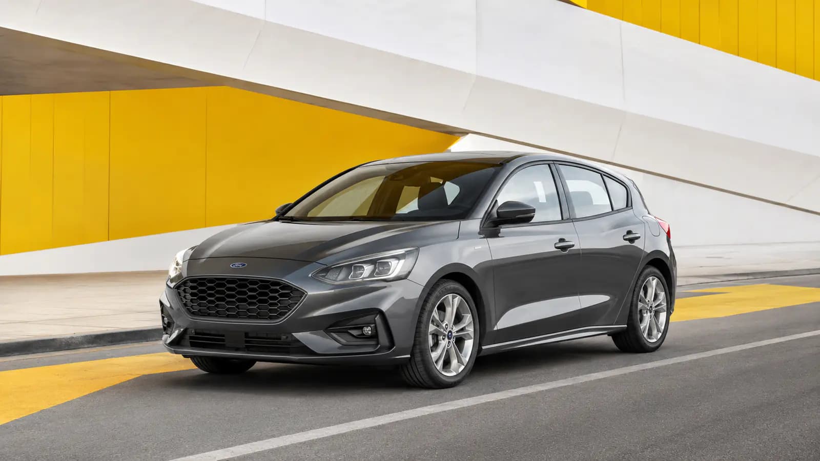 Ford Focus roulant sur une route au Luxembourg