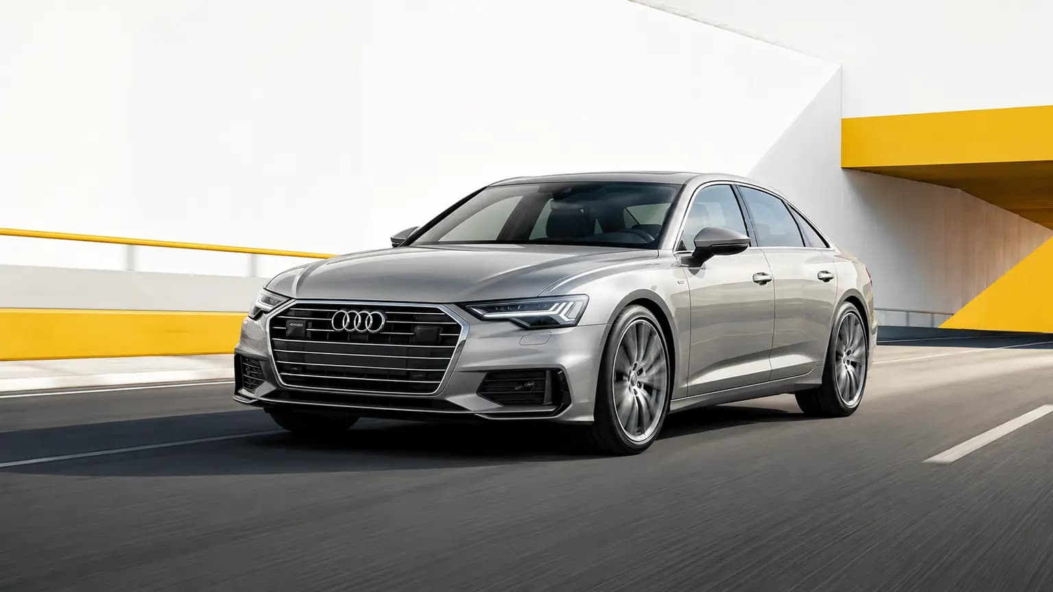 Audi moderne roulant sur une route au Luxembourg