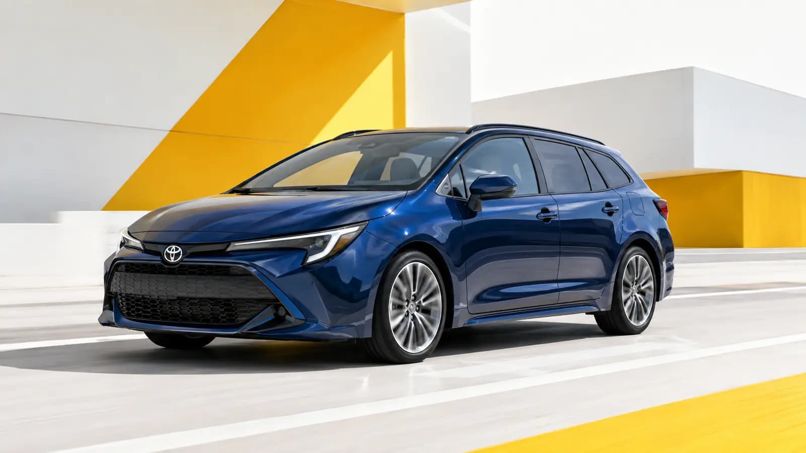 Toyota hybride sur une route luxembourgeoise