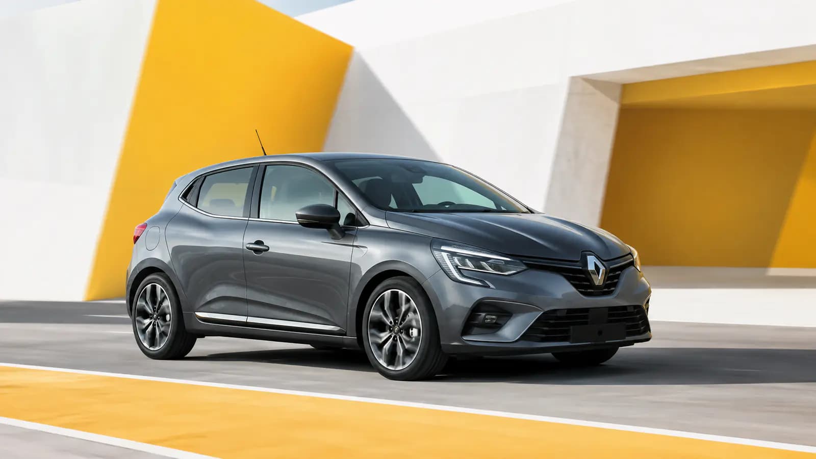 Renault Clio roulant sur une route au Luxembourg