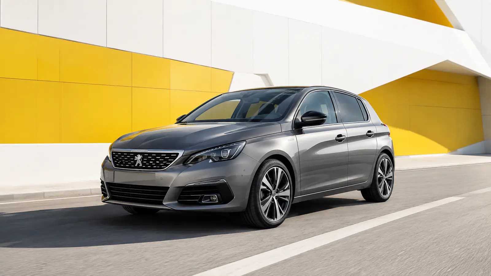 Peugeot 308 roulant sur une route au Luxembourg