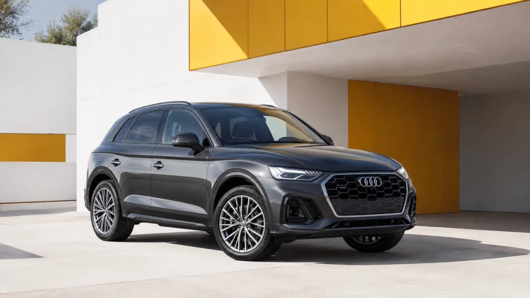 Audi Q5 stationné devant une architecture contemporaine