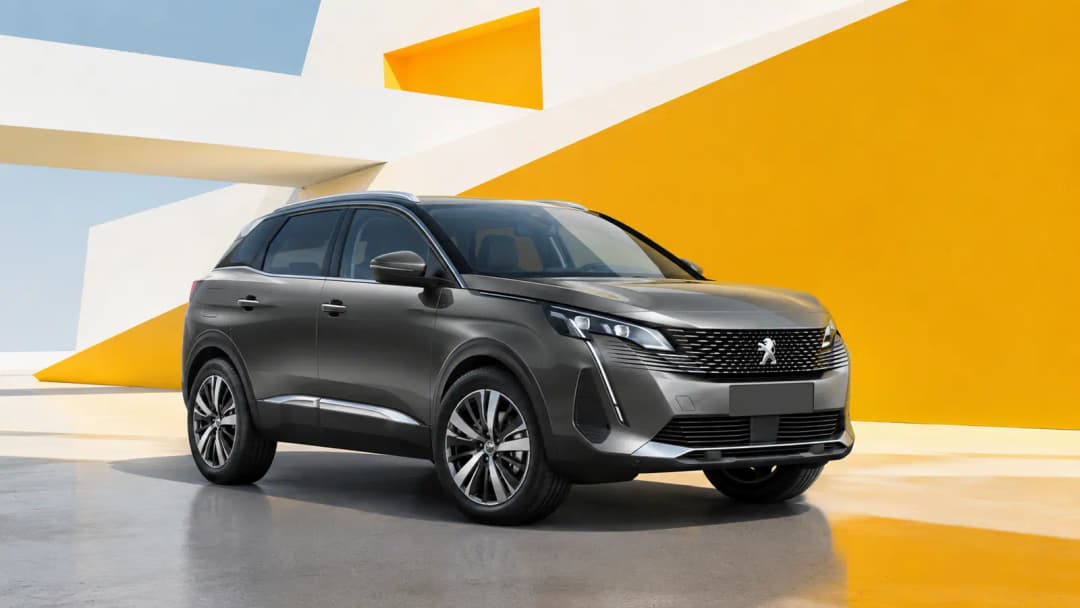 Peugeot 3008 stationné près d’une architecture contemporaine