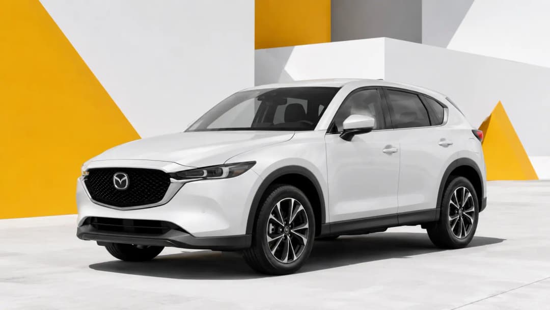 Mazda CX-5 près d’une architecture moderne