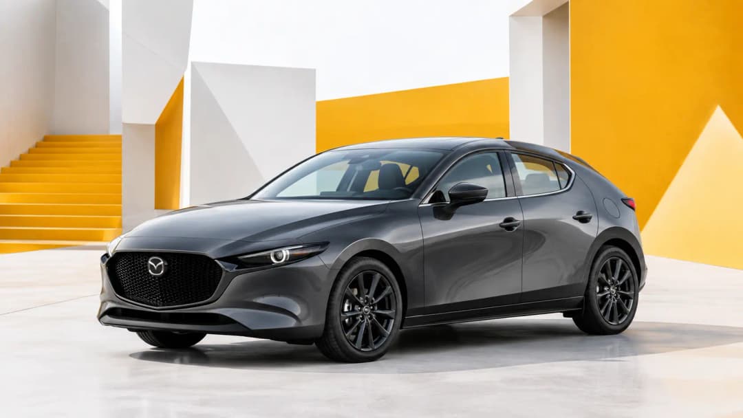 Mazda3 dans une rue luxembourgeoise