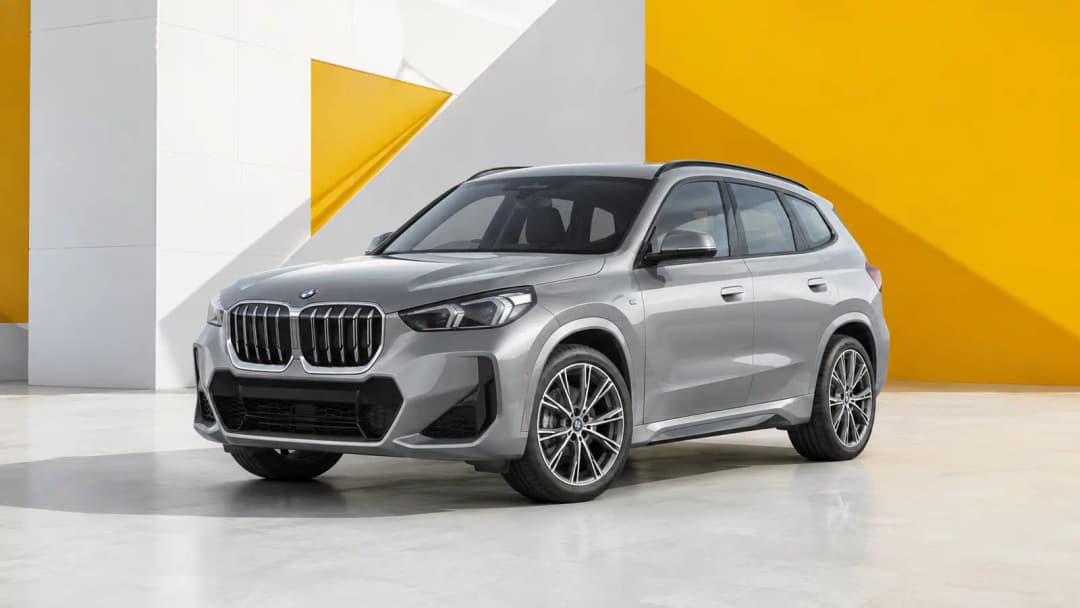 BMW X1 dans un environnement urbain moderne