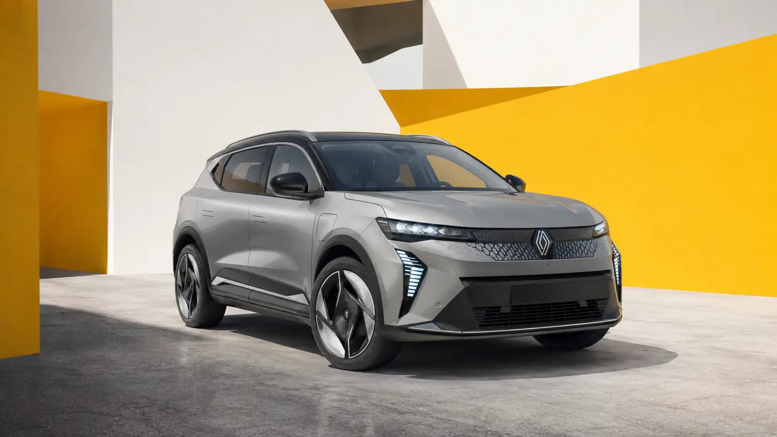 Renault Scenic E-Tech électrique dans un environnement urbain moderne