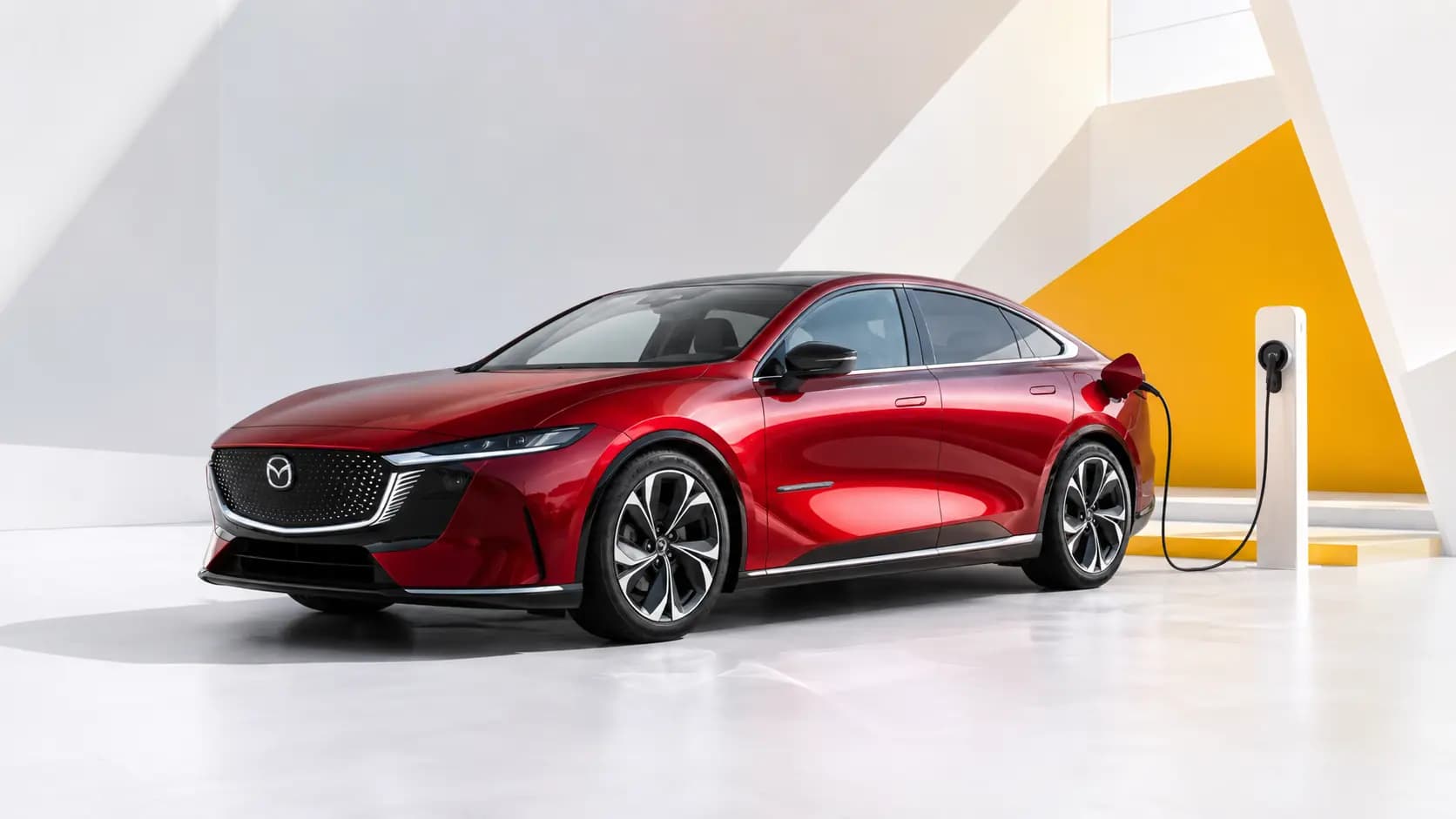 Mazda6e électrique en recharge au Luxembourg