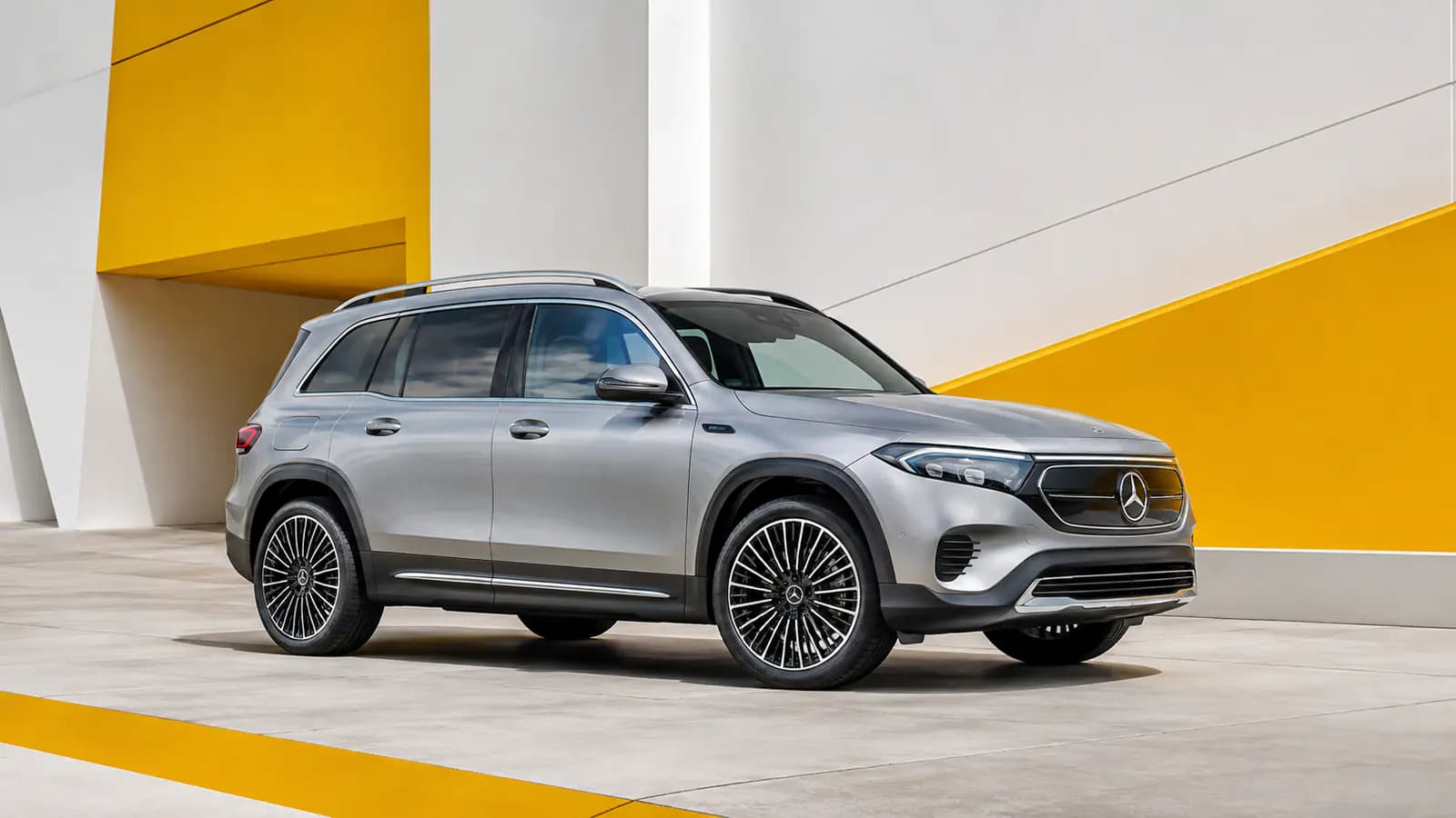 Mercedes EQB Elektro-SUV in einer modernen städtischen Umgebung