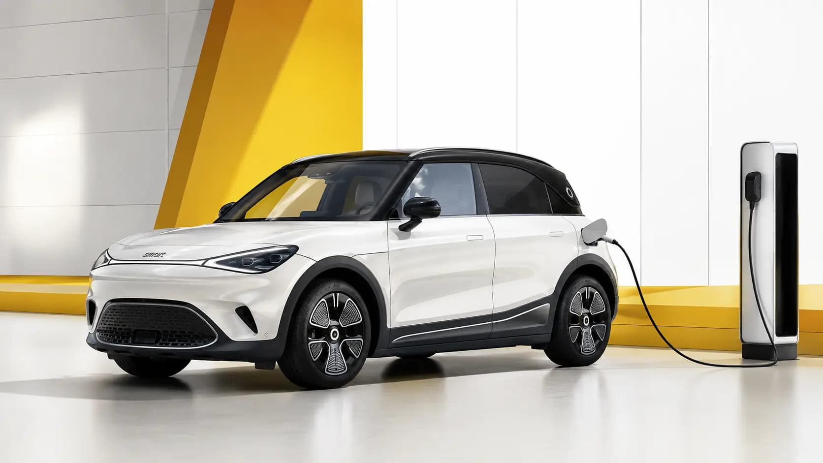 Modèle smart électrifié près d’une borne de recharge