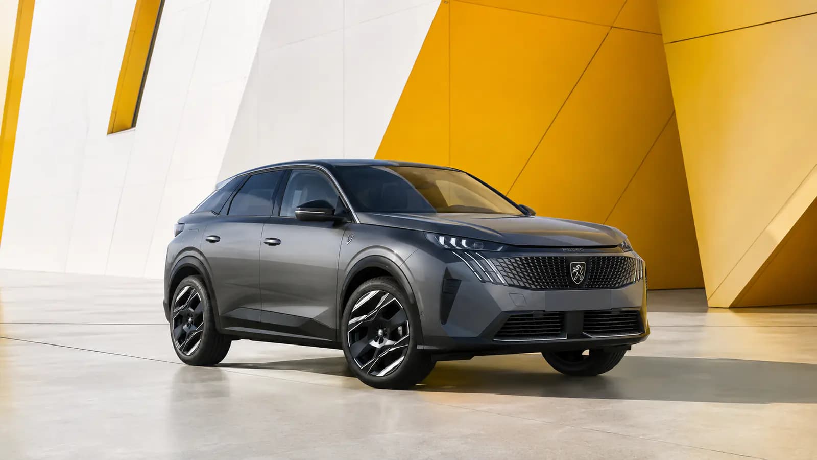 Peugeot E-3008 électrique dans un environnement urbain moderne