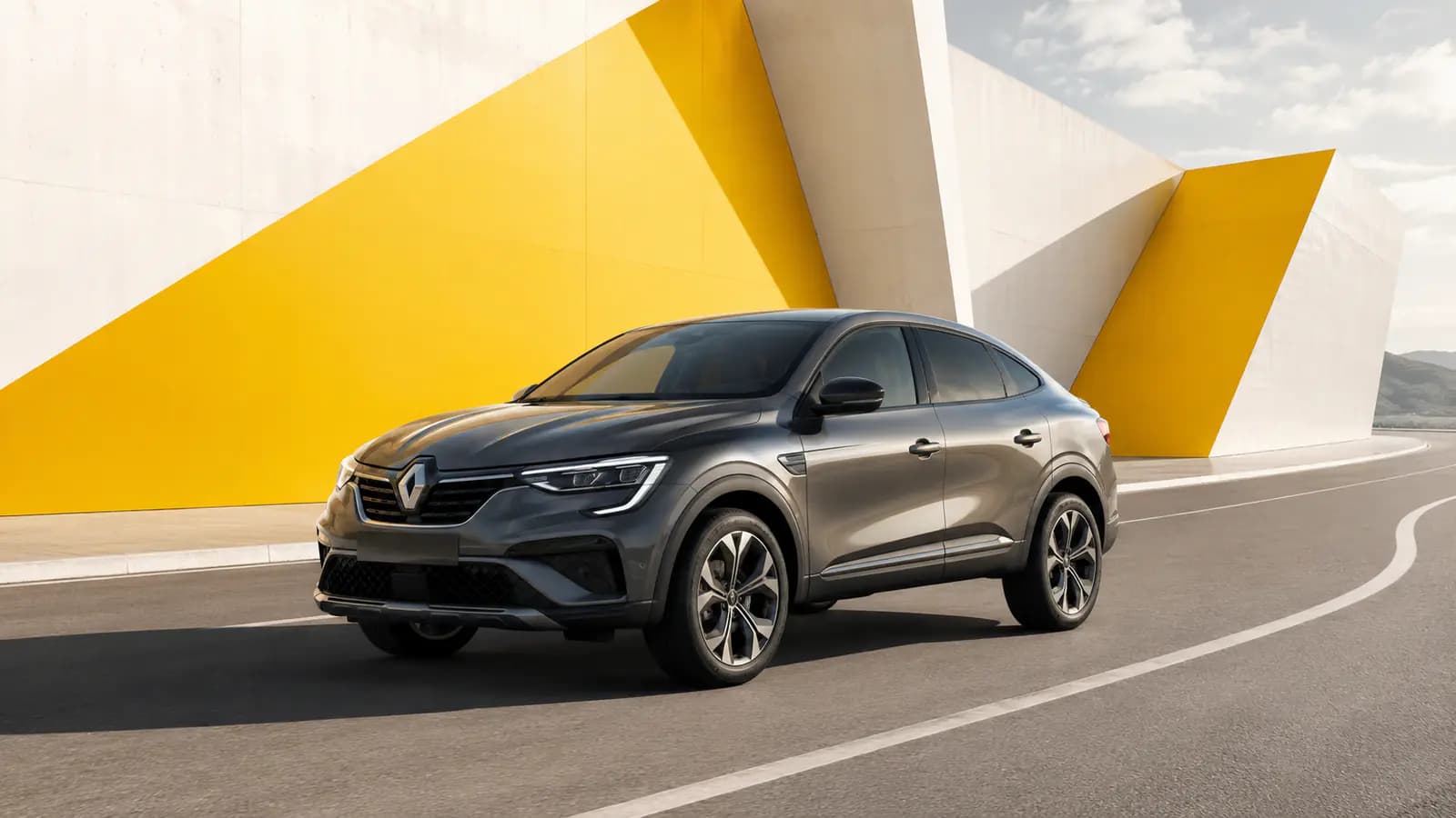 Renault Arkana roulant sur une route panoramique au Luxembourg