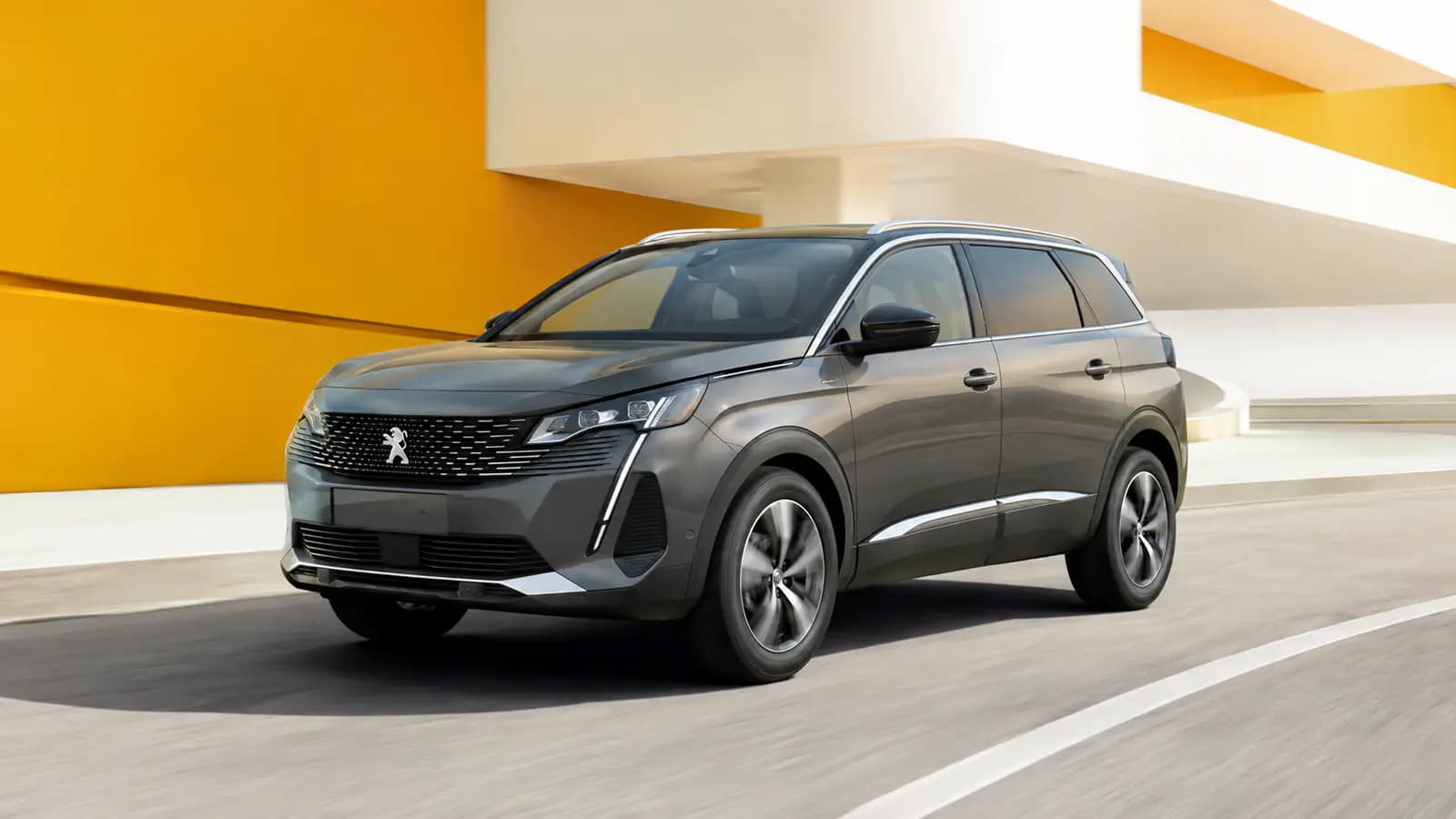 Peugeot 5008 roulant sur une route panoramique au Luxembourg