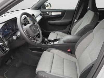 Volvo XC40 Plus Dark B3 Mild Hybrid (2025) - Foto 9