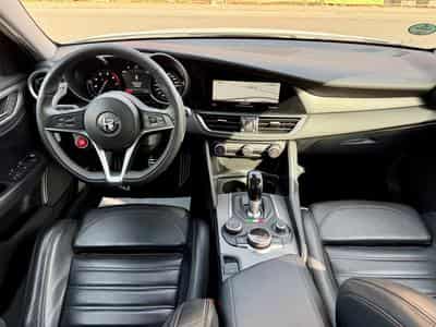 Alfa-Romeo Giulia 2.0 Turbo 280 AT Q4 Veloce (2019) - Foto 8