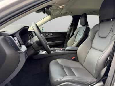 Volvo XC60 B5 Core AWD / Essence (2025) - Foto 9
